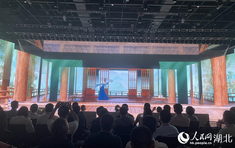 武汉“打卡地”上新AI展演解码“梦幻灵境”