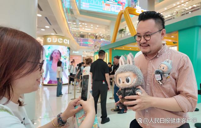 国潮玩偶“出圈”情绪价值“拉满”！还要当心背后的意义迷失(图1)