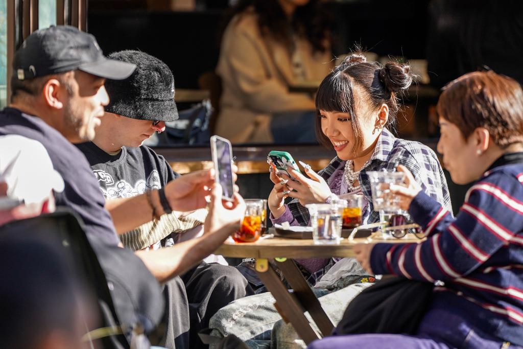 从“必需”到“悦己”：中国兴起“犒赏”消费新势力(图3)